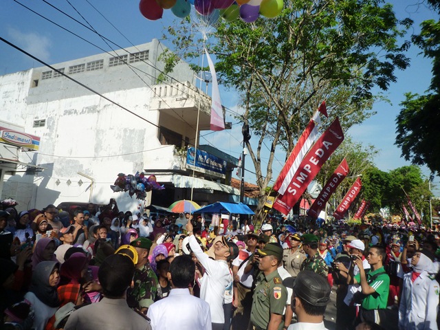 GN/Masdawi Dahlan Bupati Achmad Syafii melepas balon tanda pelepasan karnaval, didampingi Dandim 0826 Letkol A Mawardi. 