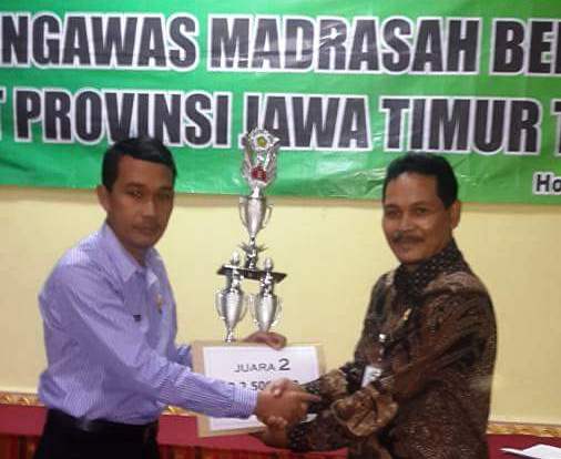 GN/Masdawi Dahlan Mohammad Holis menerima penghargaan sebagai Kepala MTsN berprestasi di Jatim. 