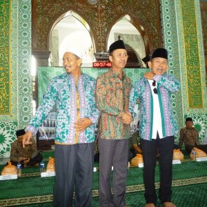 GN/Masdawi Dahlan Bupati Achmad Syafii memasangkan baju batik seragam haji bagi perwakilan jamaah haji Pamekasan. 