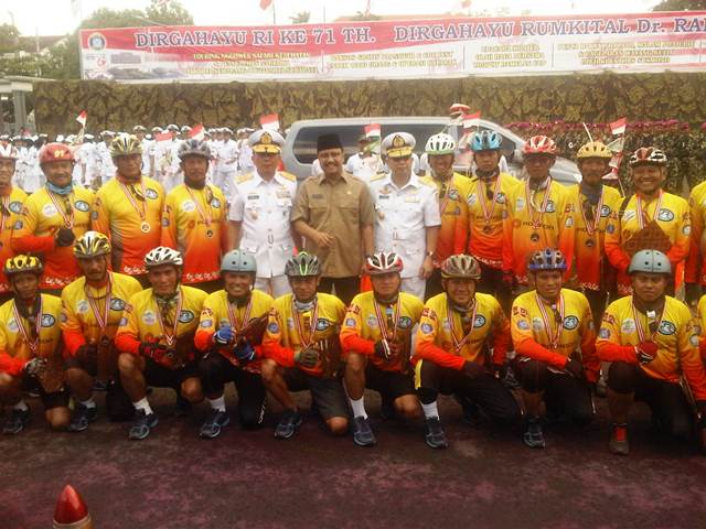 GN/Fakhrur Roziq Tim Nggowes Safari Kesehatan berpose bersama usai Upacara HUT RSAL Dr. Ramelan Surabaya, Senin (8/8/2016). 