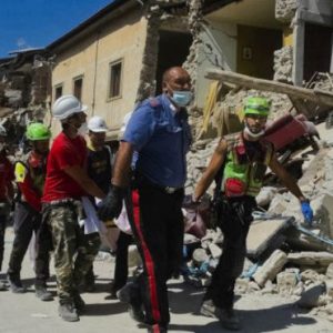 GN/BBC Petugas terus mengevakuasi korban gempa.