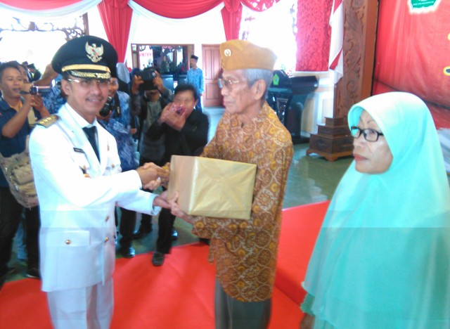 GN/Masdawi Dahlan Bupati Achmad Syafii menyerahkan tali asih pada veteran pejuang.