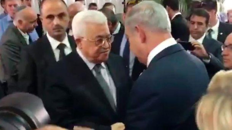 GN/AFP Presiden Palestina Mahmoud Abbas dan PM Israel Benyamin Nentanyahu bersalaman di seremoni pemakaman Simon Peres, Jumat (30/9/2016). 