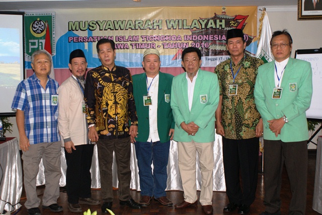 GN/Erfandi Putra Pengurus DPW PITI Jatim periode 2016-2021 berpose dengan Ketua DPP PITI Pusat Anton Medan (tiga dari kiri). 