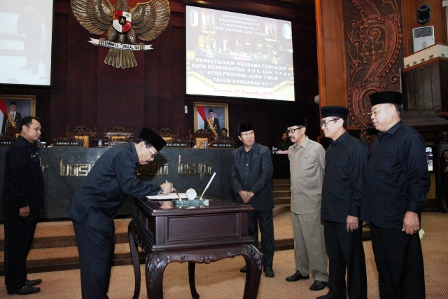 Gubernur Soekarwo menandatangani nota kesepakatan bersama KUA dan PPAS Prov. Jatim di acara sidang paripurna DPRD Jatim.