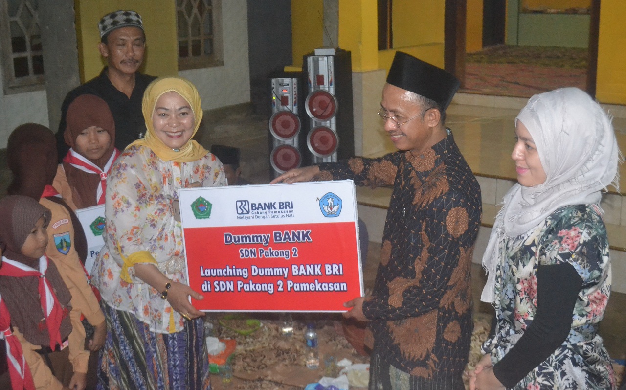 IST BANTUAN: Bupati Pamekasan Achmad Syafii memberikan bantuan pengembangan pendidikan. 