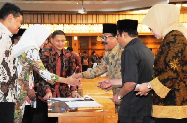 GN/Istimewa Gubernur Jatim H. Soekarwo menandatangani penyerahan P2D salah satu kabkota di gedung Graha Wicaksana Praja, kompleks kantor Pemprov Jatim, Jumat (30/9/2016).