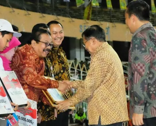 GN/Istimewa Gubernur Jatim Soekarwo menerima pengharagaan sebagai tokoh olahraga dari Wapres Jusuf Kalla, Jumat (9/9/2016) malam