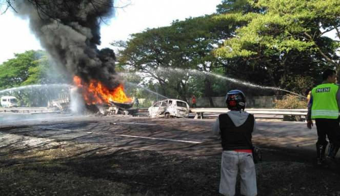 GN/Istimewa Mobil Avanza terbakar setelah menabrak truk tanko pengangkut Pertamax ke Malang