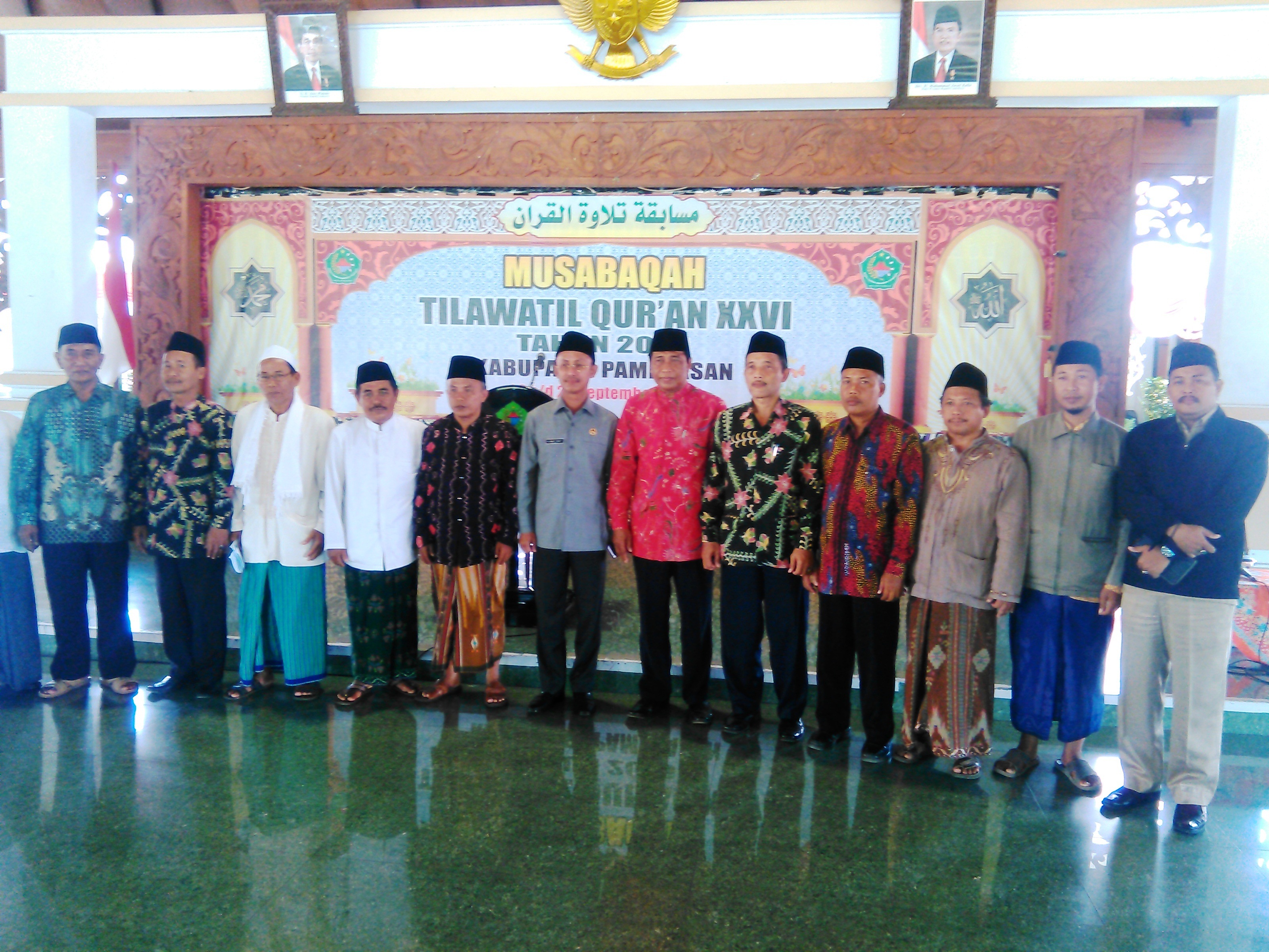 GN/Masdawi Dahlan Bupati Achmad Syafii foto bersama para Pembina dan Juri MTQ Kabupaten Pamekasan. 