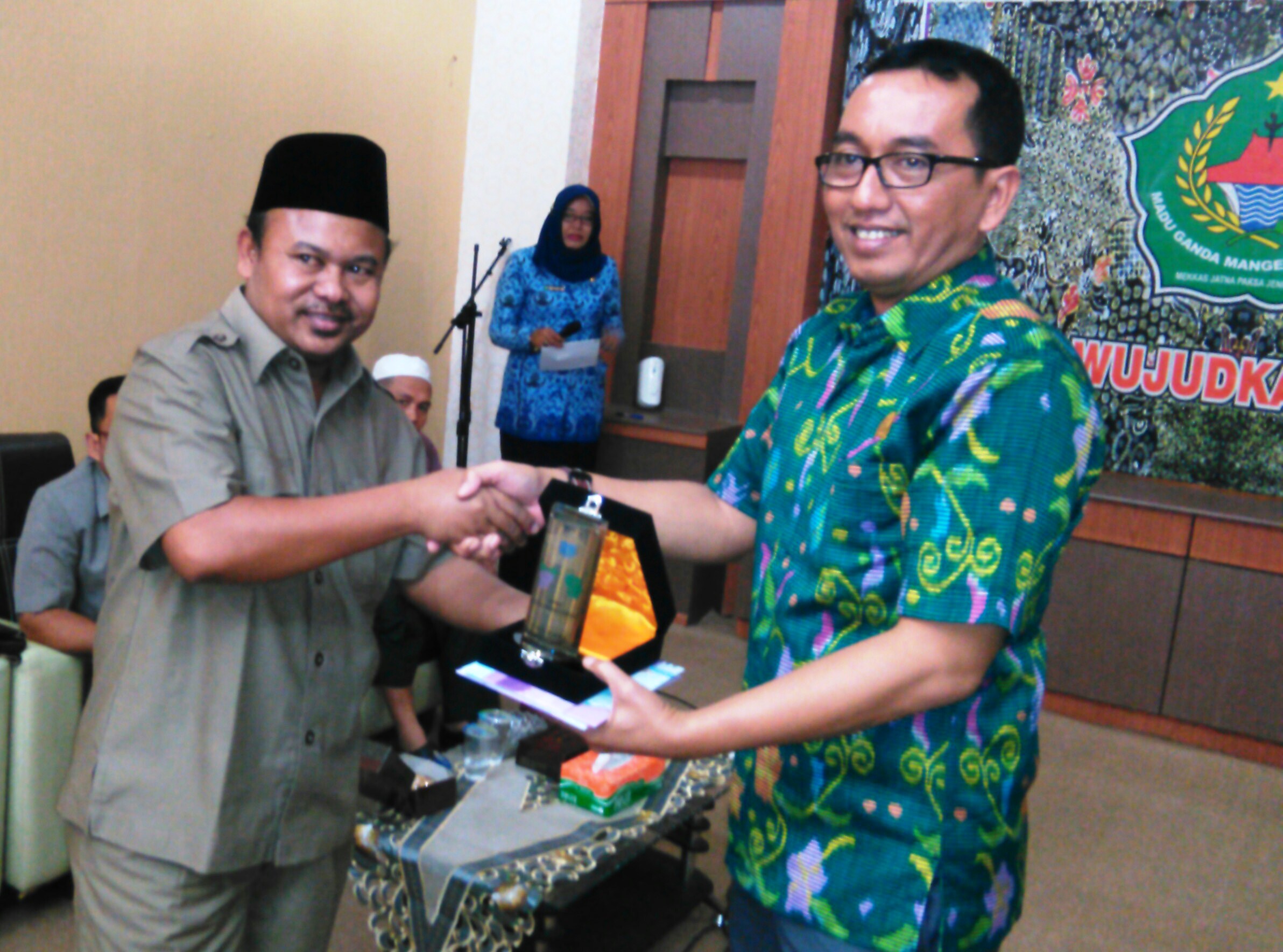GN/Masdawi Dahlan Wakil Ketua DPRD Kota  Probolinggo Ir Zulfikar Himawan (kanan) memberikan cenderamata pada Ketua Bapperda DPRD Pamekasan Andi Suparto (kiri).