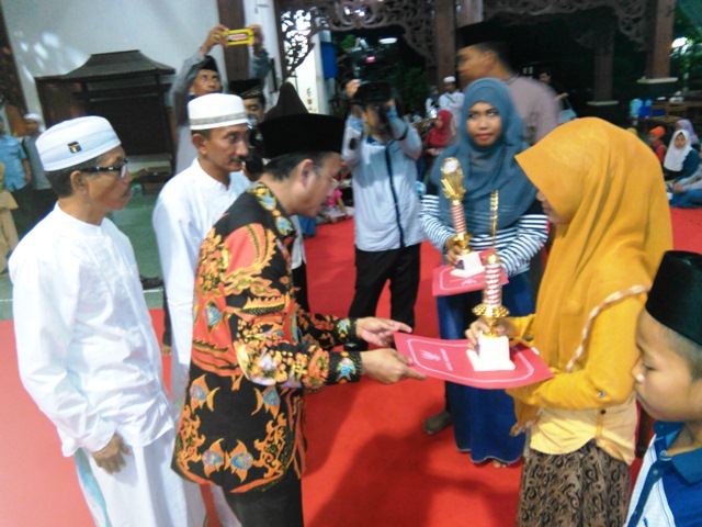 GN/Masdawi Dahlan Bupati Achmad Syafii menyerahkan hadiah pada pemenang MTQ tingkat kecamatan.