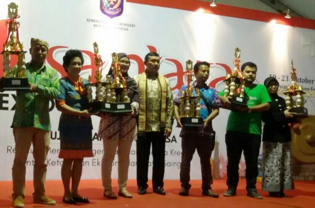 GLOBAL NEWS/IST. Kabag Perekonomian Basri Yuliyanto (kiri) saat menerima trofi bersama pemenang lomba karnaval lainnya. 