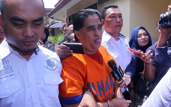 GN/Istimewa Dimas Kanjeng Taat Pribadi saat ditahan petugas Polda Jawa Timur.   
