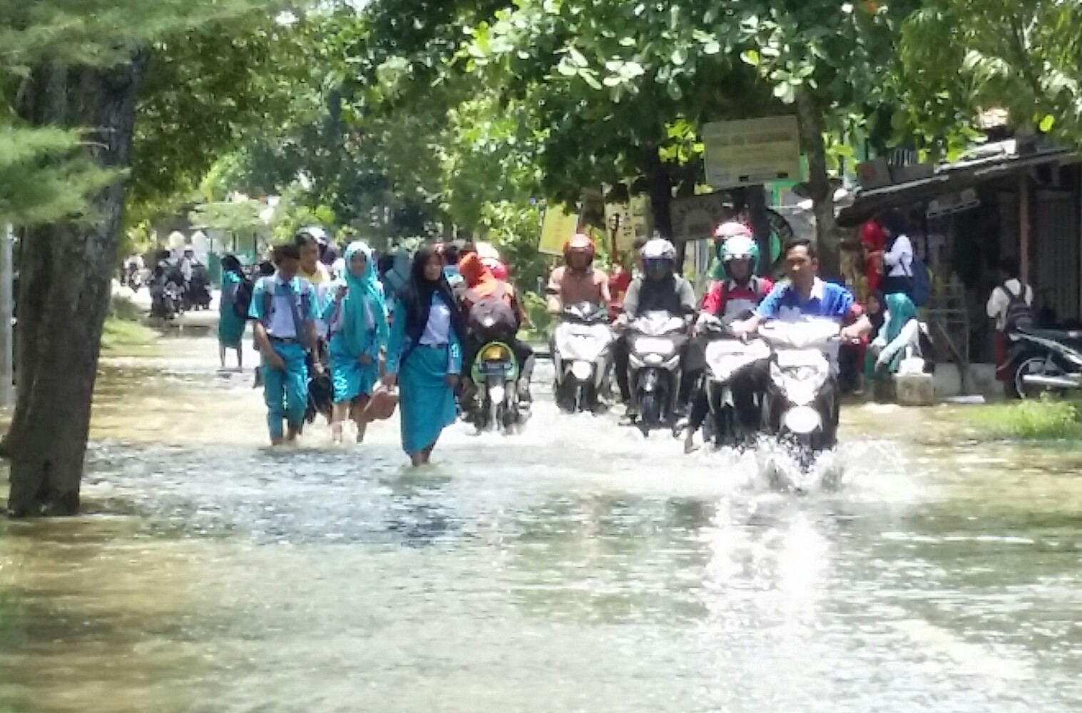 GN/MAHARDIKA SURYA ABRIANTO Banjir menggenangi ruas jalan Suhadak, Kelurahan Dalpenang, Kecamatan Sampang, Kabupaten Sampang, Rabu (5/10/2016 kemarin) siang.