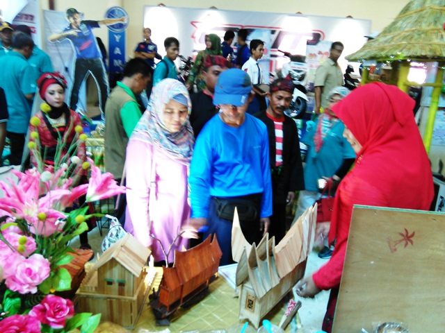GN/Masdawi Dahlan   Bupati Achmad Syafii dan istri mengunjungi salah satu stan sekolah di Pamekasan Scholl Fair 2016.