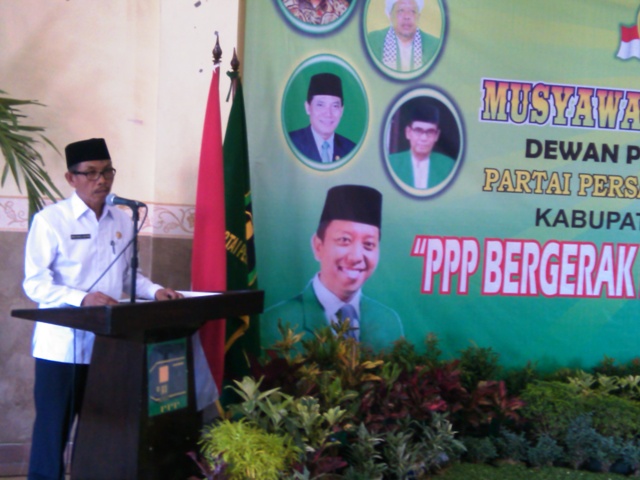 PERAN PARPOL: Wabup Khalil Asyari membacakan sambutan Bupati Achmad Syafii dalam Pembukaan Muscab PPP Pamekasan.