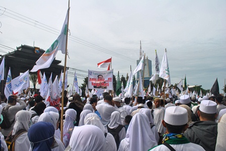 GLOBAL NEWS/ Ribuan umat Islam Jawa Timur berunjuk rasa di depan Mapolda Jatim. Mereka menuntut proses hukum terhadap kasus dugaan penistaan agama yang diduga dilakukan Gubernur DKI Basuki Tjahaya Purnama di Mabes Polri tetap berlanjut.