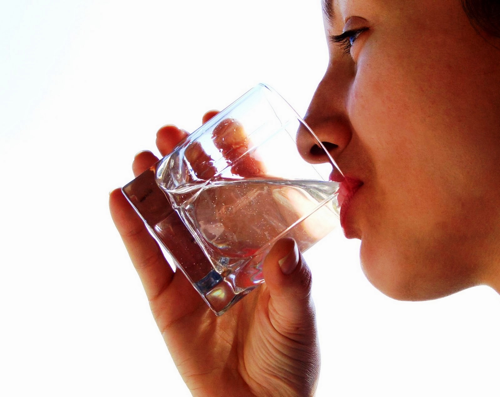 GN/ISTIMEWA Minum air secukupnya tidak berlebihan dan tidak juga kekurangan. 
