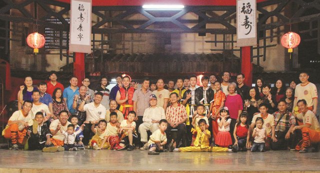 GN/Istimewa Guru bela diri aliran Shandong Qian (Kungfu Utara) Liem Tjing Hay (LCH), tengah bertopi, bersama dengan keluarga besar.