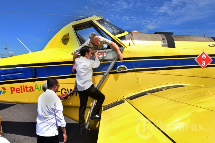 TBN TURUN LANGSUNG: Presiden Joko Widodo berusaha menaiki pesawat pengangkut BBM Air Tractor AT-802 yang sedang mendarat di Bandara Nop Goliat Dekai di Kabupaten Yahukimo, Papua, Selasa (18/10/2016).  