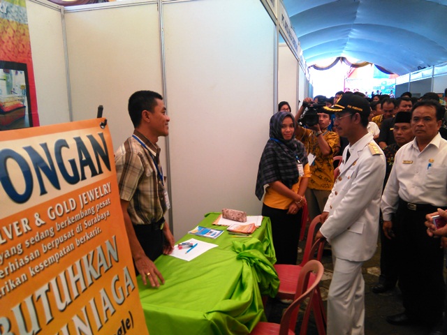 GN/Masdawi Dahlan Bupati Achmad Syafii tengah berbincang dengan salah satu penjaga stand perusahaan yang ikut dalam job matching dan career expo di SMKN 2, Rabu (5/10/2016). 