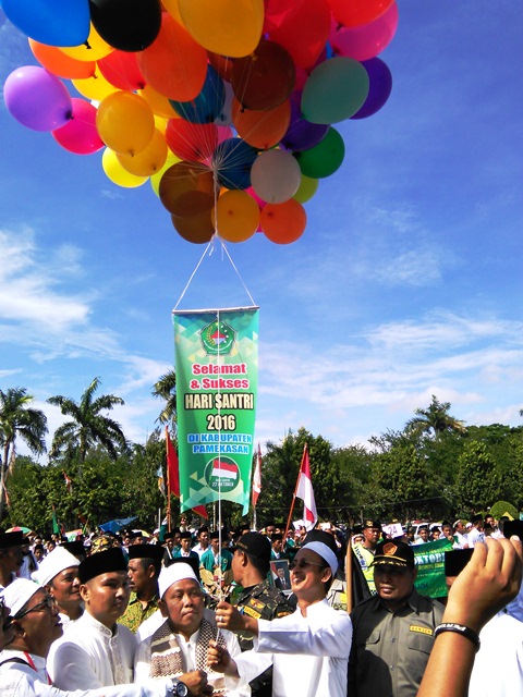 GLOBAL NEWS/MASDAWI DAHLAN Bupati Achmad Syafii melepas balon udara tanda dimulainya lomba Kirab Santri. 