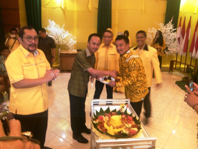 Global News?Masdawi Dahlan Bupati Syafii menerima tumpeng dari Ketua DPD Golkar Jatim Nyono Suharli, Minggu (23/10/2016). 