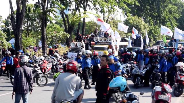 Global News/Istimewa Aksi unjuk rasa buruh menuntut kenaikan UMK di Surabaya, beberapa waktu lalu.