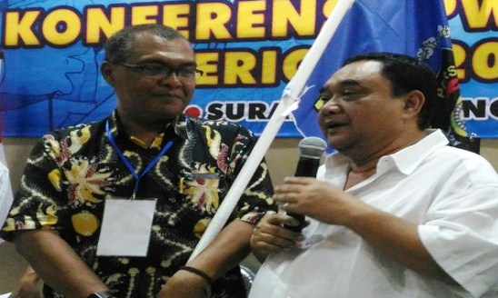 Istimewa Ketua Umum PWI Pusat Margiono (kanan) mengukuhkan Akhmad Munir (kiri) sebagai Ketua PWI Jatim periode 2016-2021. 