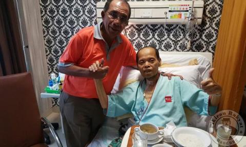 Global News/Istimewa Sutan Bhatoegana saat masih di rawat di rumah sakit saat ditengok rekan separtainya Max Sopacua.