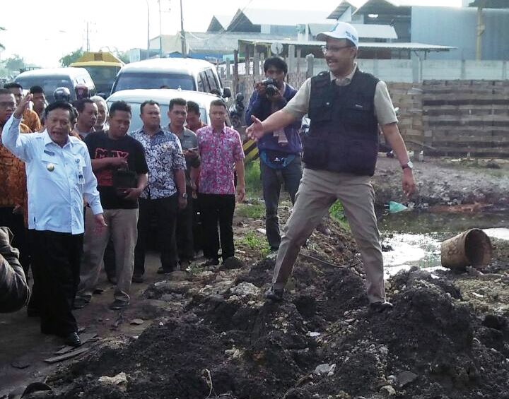 Wakil Gubernur Jatim Saifullah Yusuf saat melakukan sidak jalan di Kabupaten Gresik, Kamis (5/1/2017). 