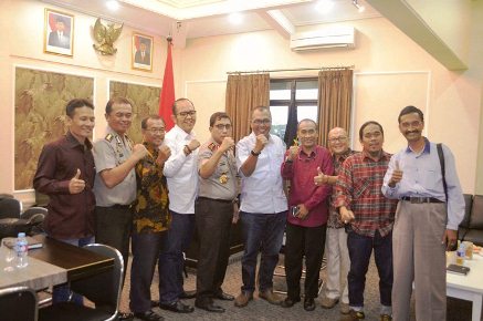 GN/Bondet Memo Panitia Hari Pers Nasional (HPN) 2017 diterima oleh Kapolda Jatim Irjen Pol Drs Machfud Arifin di ruang kerjanya di gedung Rupatama       