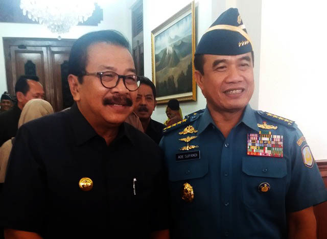 Laksamana TNI Ade Supandi (kanan) bersama Gubernur Soekarwo di Gedung Grahadi Surabaya. (GN/FAIZAL)