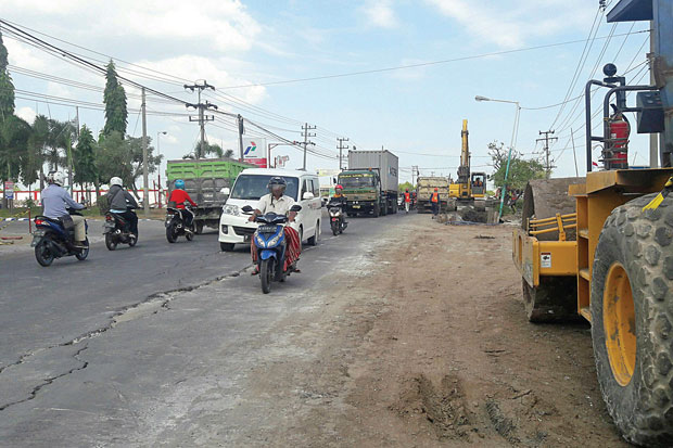 Kondisi jalan nasional di wilayah utara Jawa terutama Gresik hingga Tuban kondisinya memprihatinkan.