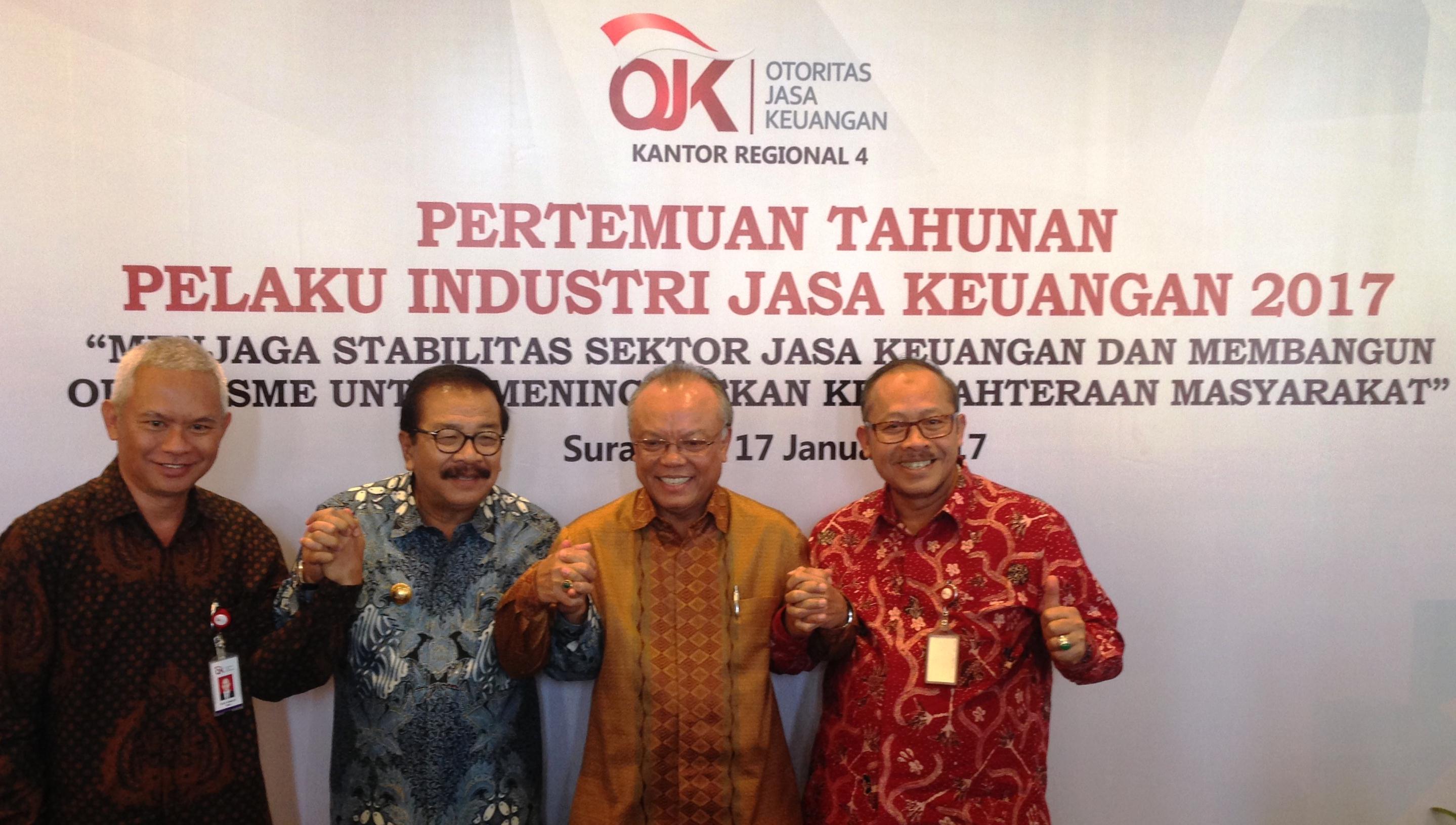 Gubernur Jatim Soekarwo didampingi  Kepala #Eksekutif Pengawas Perbankan OJK dan Kepala OJK Kantor Regional IV Jatim Sukamto dalam pertemuan tahunan pelaku insdustri jasa keuangan di Surabaya.
