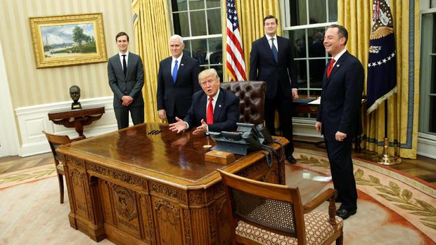 GN/Istimewa Trump didampingi (kiri ke kanan) menantu yang juga penasihat senior Jared Kushner, Wapres Mike Pence, Staf Sekretaris Rob Porter dan Kepala Staf Reince 