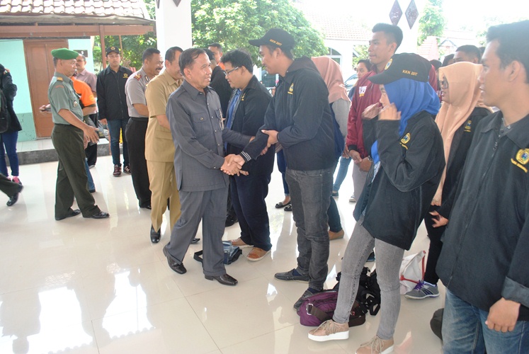 GN/F. Al Aziz Para Mahasiswa Ubhara Surabaya dilepas Rektor di pendopo Kecamatan Gondang Mojokerto, Senin (9/1/2017)