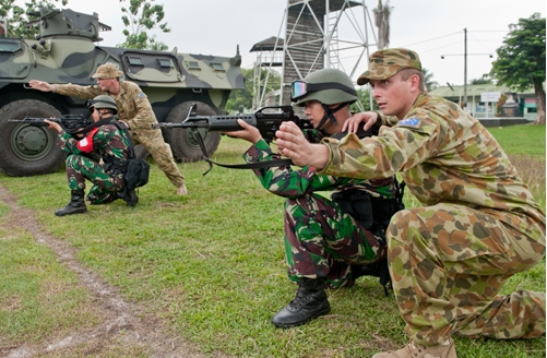 SALING MENGHORMATI: Latihan bersama TNI dan angkatan bersenjata Australia atau Australian Defence Force (ADF).