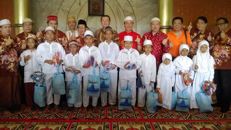GN/Aziz Anak-anak yatim menerima bingkisan dan angpau dari warga Tionghoa Muslim di Surabaya 
