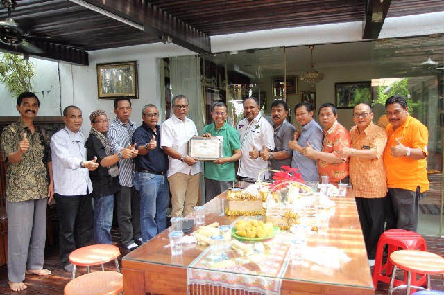 GN/Istimewa Ketua PWI Jatim Akhmad Munir menyerahkan penghargaan pada tokoh pers Dahlan Iskan di kediamannya, Sabtu (18/2/2017).