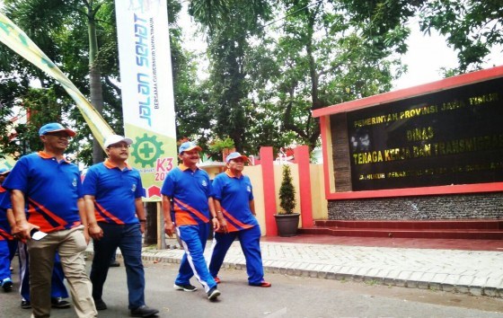 GN/Istimewa Wakil Gubernur Jatim Saifullah Yusuf dan Kadisnaker Jatim Sukardo mengikuti kegiatan jalan sehat dalam rangka memperingati bulan bakti K3 di kantor Disnaker Jatim, Jumat (10/2/2017).   