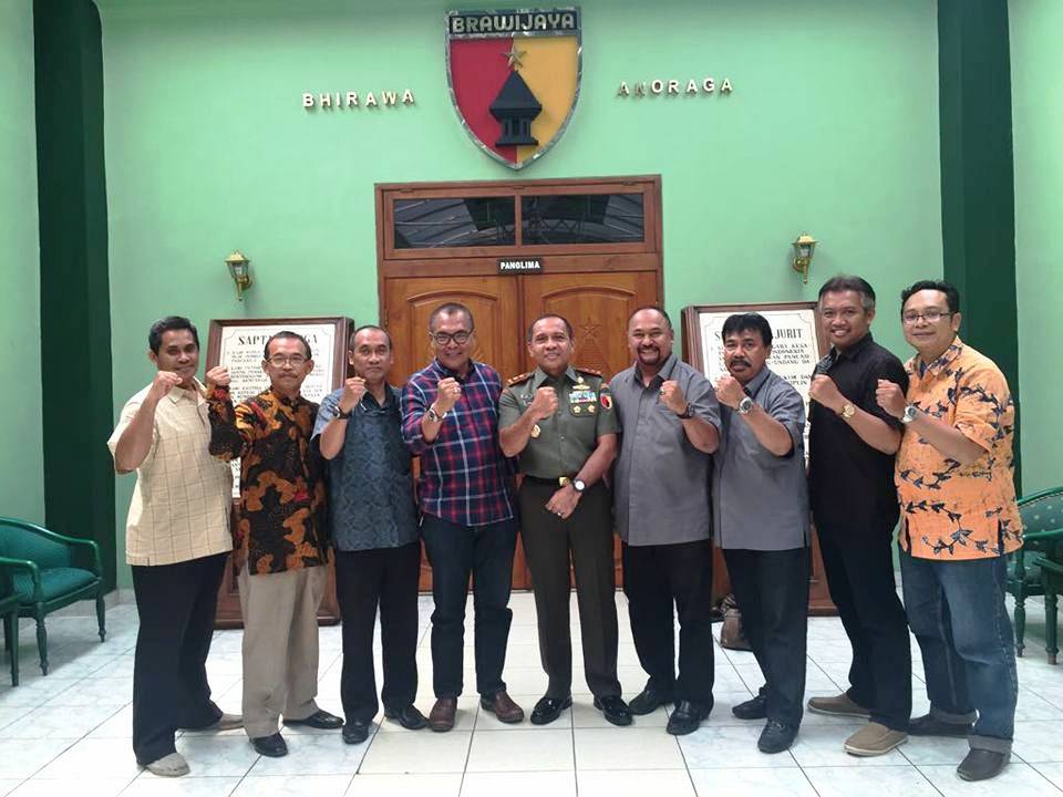 GN/Istimewa Panglima Kodam atau Pangdam V Brawijaya Mayor Jenderal TNI I Made Sukadana saat berpose bersama dengan perwakilan pengurus PWI Jatim, Jumat (10/3/2017).