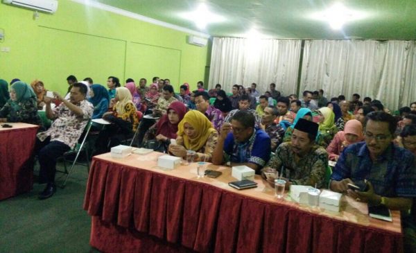 GN/Masdawi Dahlan Perwakilan 30 sekolah di Pamekasan mengikuti pembekalan yang dilaksanakan Dinas Lingkungan Hidup setempat. 