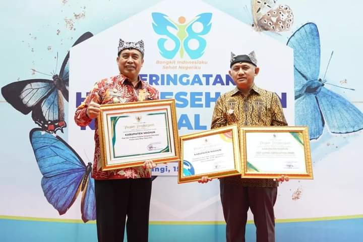 Wabup Madiun H. Hari Wuryanto bersama Kadinkes Kab. Madiun saat menerima 3 penghargaan. 