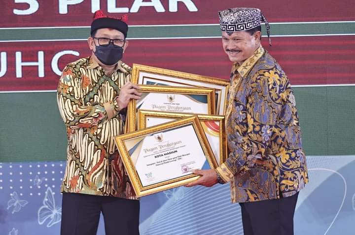 Walikota Madiun H. Maidi saat menerima 4 penghargaan. 