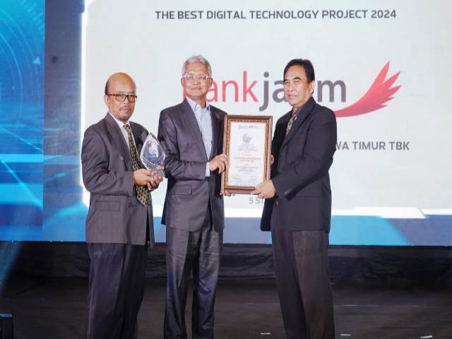 Direktur IT & Digital Bank Jatim Zulhelfi Abidin saat menerima penghargaan di Jakarta.