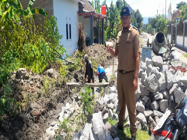 Kepala Desa Tambakmas Kecamatan Kebonsari Kabupaten Madiun, Sugeng Wibowo, saat meninjau pembangunan saluran drainase/irigasi.
