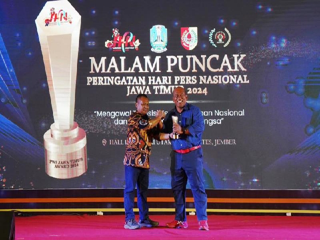 Bank Jatim berhasil meraih penghargaan sebagai Pembina Cabor Terbaik (bola volly) yang diberikan kepada Pemimpin Bank Jatim Cabang Utama Surabaya Johanes Koento Eko Pramono.