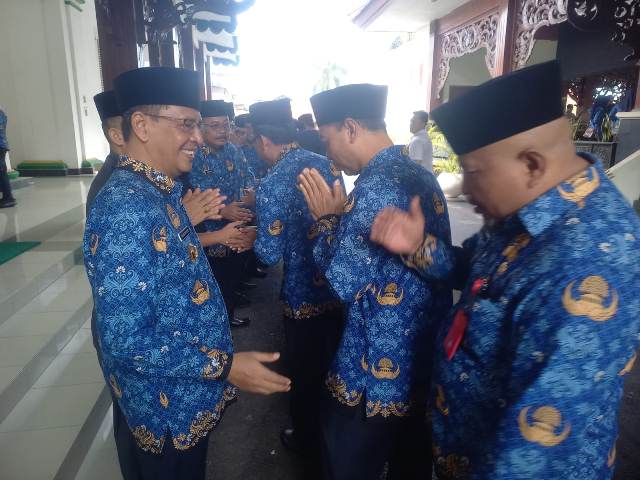 Suasana Halal Bihalal Pemkab Pamekasan, Rabu (17/4/2024). Bersalam-salaman saling memaafkan.